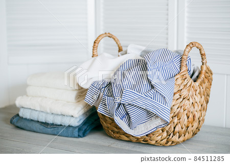 洗衣籃裡的衣服 洗滌圖像素材 84511285