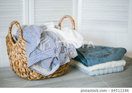洗衣籃裡的衣服 洗滌圖像素材 84511286