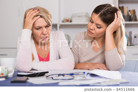 mother and her adult daughter with financial problems 84511666