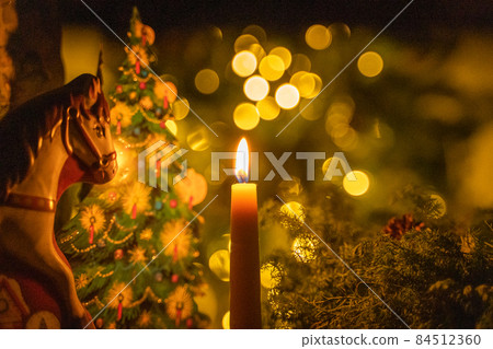 點燃的蠟燭 84512360