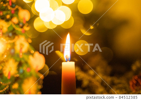 點燃的蠟燭 84512385