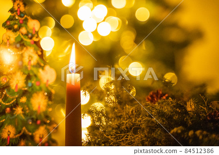 點燃的蠟燭 84512386
