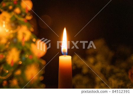 點燃的蠟燭 點燃的蠟燭 84512391