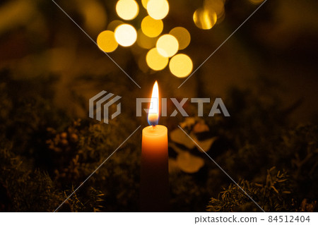 點燃的蠟燭 84512404