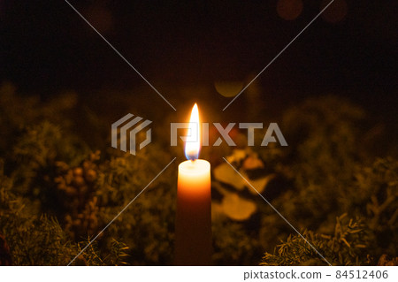 點燃的蠟燭 84512406