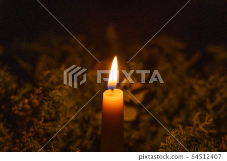點燃的蠟燭 點燃的蠟燭 84512407