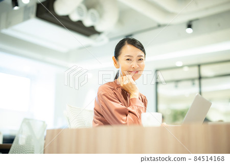 40 多歲的女商人 40 多歲的女商人 84514168
