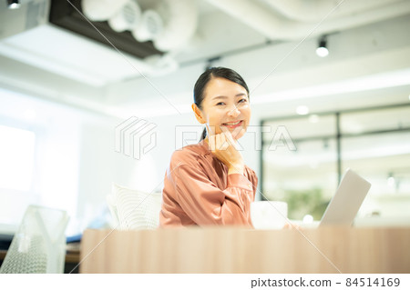 Business woman in her 40s Business woman in her 40s 84514169