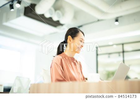 Business woman in her 40s Business woman in her 40s 84514173