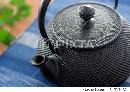 With an iron kettle 84515482