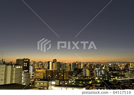 Night view of the city 84517519