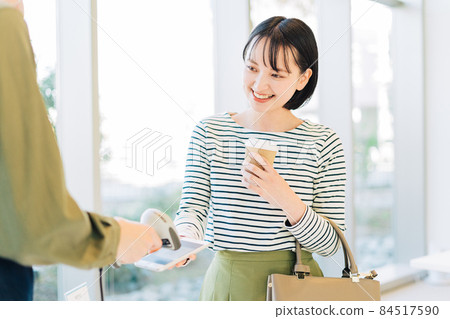 做智能手機付款的年輕女人 84517590