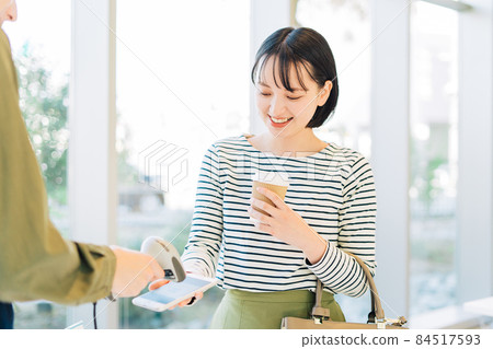 做智能手機付款的年輕女人 84517593