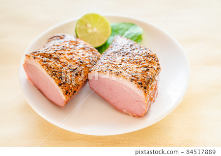 鴨熏牛肉切成兩半 鴨熏牛肉切成兩半 84517889