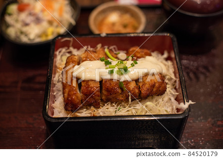 Deep-fried Pork Cutlet with Sauce 84520179