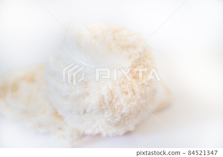 蓬鬆的白紗球上的白色羽毛 蓬鬆的白紗球上的白色羽毛 84521347