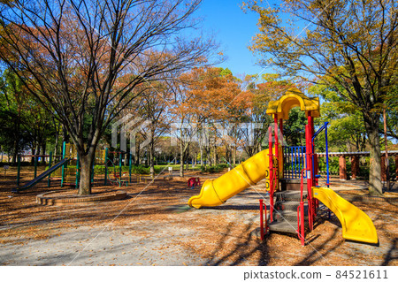 秋天在名古屋市熱田區神宮東公園的兒童遊樂設施 84521611