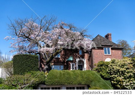 nice residential building outside the city. country house or vacation home. real estate 84522533