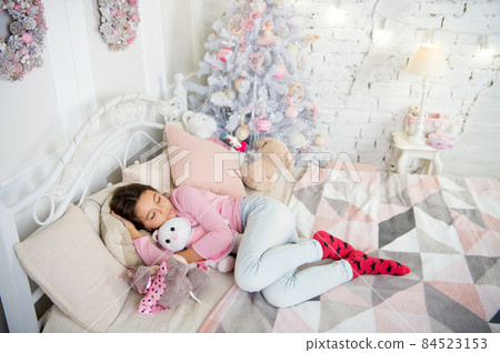little child girl with xmas present. morning before Xmas. little child girl with xmas present. morning before Xmas. 84523153