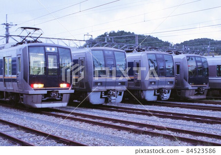 JR西日本207系列和321系列 84523586