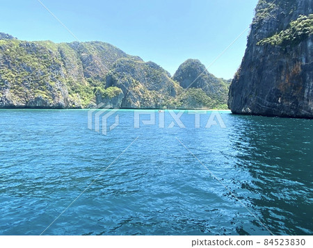 The sea that shines in the emerald green between the islands The sea that shines in the emerald green between the islands 84523830