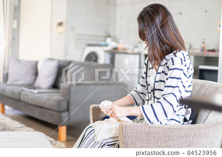 做家務的年輕女人 做家務的年輕女人 84523956