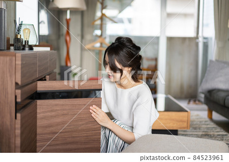 做家務的年輕女人 做家務的年輕女人 84523961