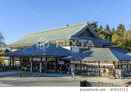 Naritasan Shinshoji Temple：面向正殿的護身符接待區和戈摩接待區 84524312