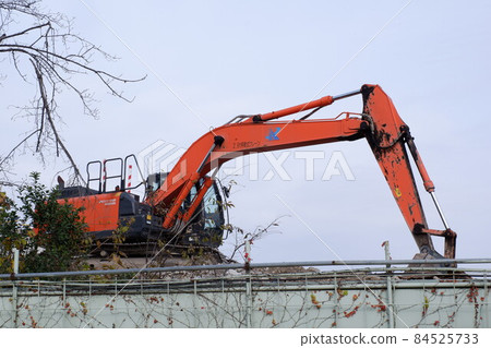 Excavator working at high altitude Excavator working at high altitude 84525733