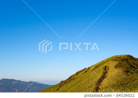 晴朗的天空和山間小道 / 太拉皮山的景色 晴朗的天空和山間小道 / 太拉皮山的景色 84526022