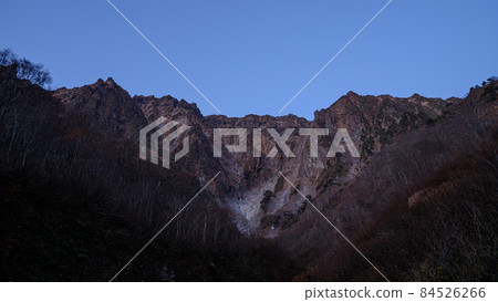 黎明時分的谷川岳一野倉澤,絕景 黎明時分的谷川岳一野倉澤,絕景 84526266