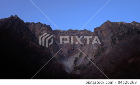 黎明時分的谷川岳一野倉澤,絕景 黎明時分的谷川岳一野倉澤,絕景 84526269