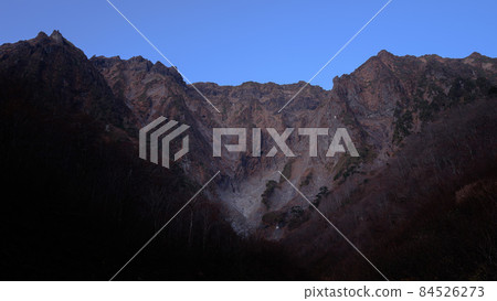 黎明時分的谷川岳一野倉澤，絕景 84526273