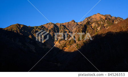 朝霞中的谷川岳町gazawa，絕景 84526353