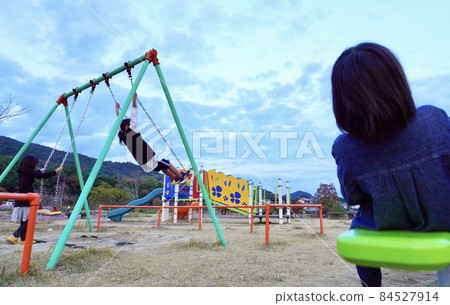孩子們玩玩具 84527914