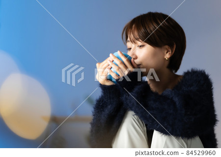 與杯子的女性中間冬天 84529960