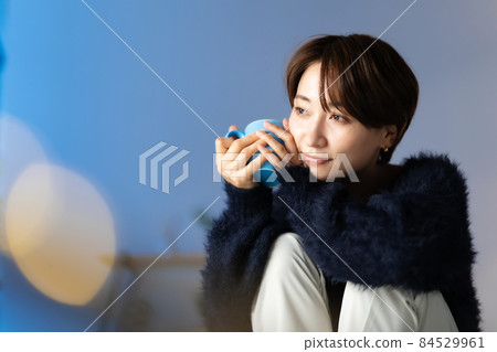 與杯子的女性中間冬天 84529961