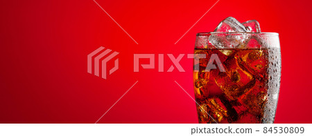 Cola with ice 84530809