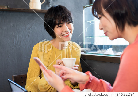 Two women talking while looking at a smartphone at a cafe "Western confectionery store sentiment" Two women talking while looking at a smartphone at a cafe "Western confectionery store sentiment" 84532284