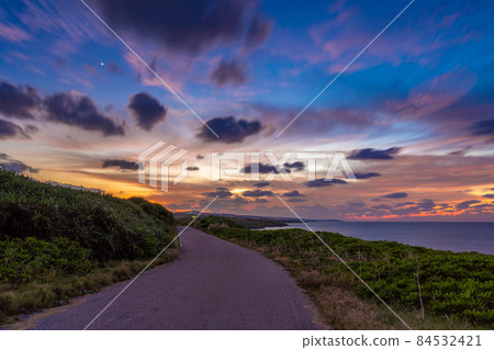 在南島海岸的路上看到的日落 84532421