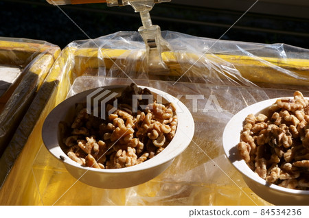 Selling walnuts by weight Selling walnuts by weight 84534236