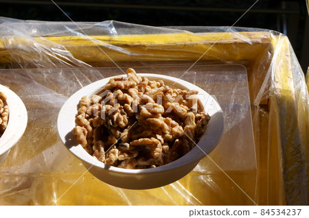 Selling walnuts by weight Selling walnuts by weight 84534237
