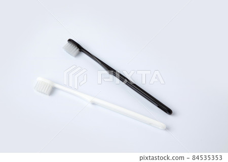 白色和黑色牙刷白色背景 84535353