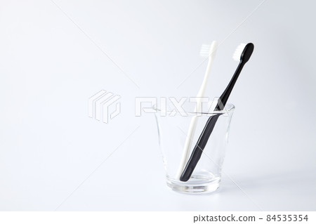 白色和黑色牙刷和眼鏡白色背景 84535354