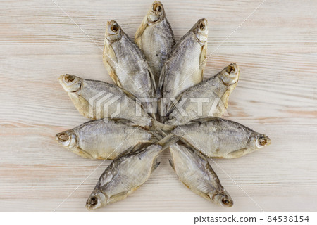beer snack: 9 sun-dried salted freshwater fish - a source of vitamins and protein, light table, placed in the shape of a leaf of ivy beer snack: 9 sun-dried salted freshwater fish - a source of vitamins and protein, light table, placed in the shape of a leaf of ivy 84538154