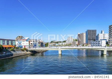 [神奈川縣] 湛藍的天空和江之島的堺川上的弁天橋 84541141