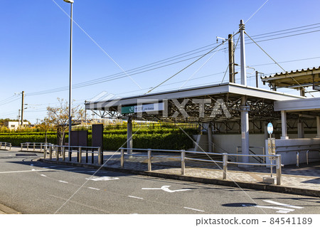 Too Station West Exit 84541189