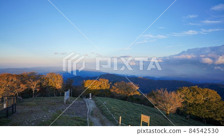Mt. Odaigahara in late autumn A scene shining in the setting sun overlooking Mt. Hidegatake @ Nara 84542530