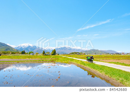 Touring (Azumino in spring and the scenery of the Northern Alps) 84542680