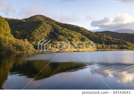 秋元湖在早晨 84543641